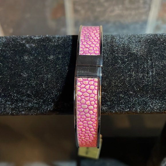 NWT Bangle bracelet pink faux pebbled leather wirh hinged magnetic closure - Picture 2 of 5